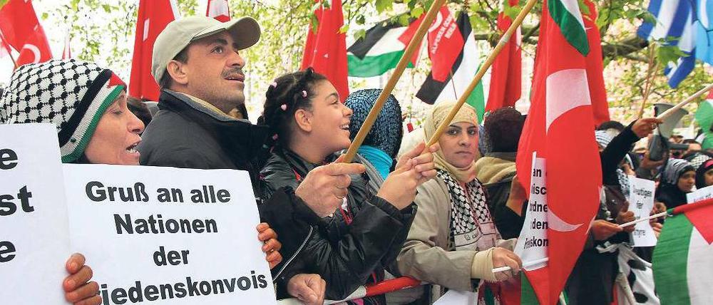 Solidarität mit den Palästinensern. Nach dem israelischen Militäreinsatz gegen eine Hilfsflotte für den Gazastreifen protestierten am Dienstag rund eineinhalbtausend Menschen auf zwei Kundgebungen in Berlin. Dazu hatten unter anderem palästinensische Organisationen eingeladen. Viele Passanten schlossen sich spontan den Demonstrationen an. 