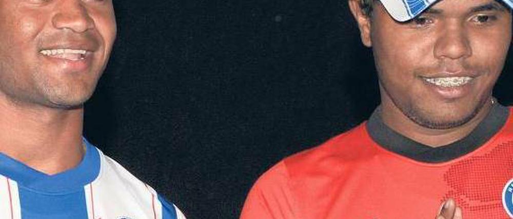Auf ihre Kappe soll der Aufstieg gehen. Raffael (links) und sein Bruder Ronny. Foto: dpa