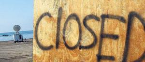 Strand geschlossen. Experten schätzen, dass die Ölpest BP insgesamt 18 Milliarden Dollar kosten könnte. Foto: AFP