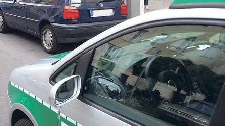 Raus auf die Straße. Wo Polizisten in Problemkiezen für Ordnung sorgen wollen, werden sie häufig von Menschen bedrängt, die nicht immer friedliche Absichten haben. Foto: Kai-Uwe Heinrich