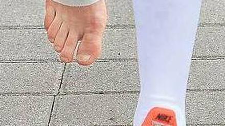 Déjà-vu. Das ist nicht der Fuß von Michael Ballack. Dieser lädierte Knöchel gehört Christian Träsch, der ebenfalls für die WM ausfällt.