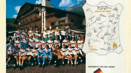 Und Südtirol lacht. Hotelmitarbeiter und Spieler formierten sich 1990 für einen Schnappschuss vorm Haus. Anschließend reisten die Gäste weiter - bis zum WM-Finale von Rom.
