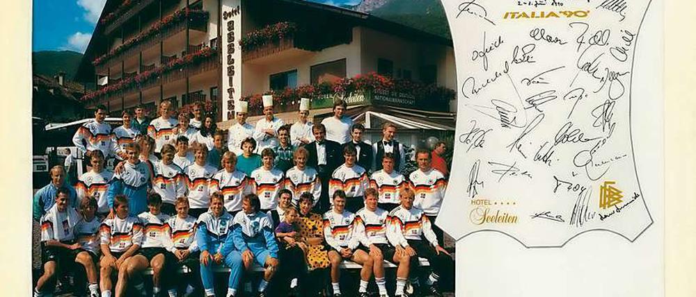 Und Südtirol lacht. Hotelmitarbeiter und Spieler formierten sich 1990 für einen Schnappschuss vorm Haus. Anschließend reisten die Gäste weiter - bis zum WM-Finale von Rom.