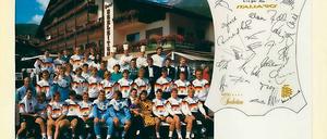 Und Südtirol lacht. Hotelmitarbeiter und Spieler formierten sich 1990 für einen Schnappschuss vorm Haus. Anschließend reisten die Gäste weiter - bis zum WM-Finale von Rom.