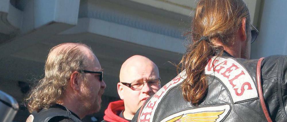 Immer wieder Krach. Mitglieder der Berliner Hells Angels vor ihrem Clubhaus im Stadtteil Charlottenburg. 