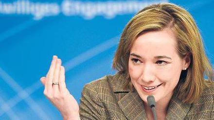 Eine Geste. Bundesfamilienministerin Kristina Schröder kündigte am Dienstag Einsparungen in ihrem Ressort an. Foto: Hannibal Hanschke/dpa