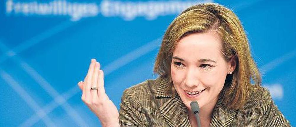 Eine Geste. Bundesfamilienministerin Kristina Schröder kündigte am Dienstag Einsparungen in ihrem Ressort an. Foto: Hannibal Hanschke/dpa