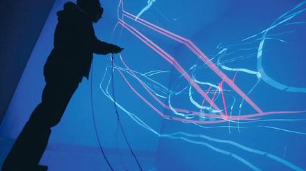 Lichtspuren. Für eine Zeichnung einen Stift in die Hand nehmen? Wie altmodisch! Im Fraunhofer-Institut für Produktionsanlagen und Konstruktionstechnik konnte man in der Langen Nacht 2008 sehen, wie man mit Licht dreidimensional Neues entwirft. Foto: Gottschalk/ddp