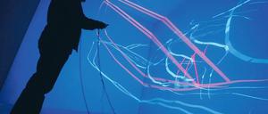 Lichtspuren. Für eine Zeichnung einen Stift in die Hand nehmen? Wie altmodisch! Im Fraunhofer-Institut für Produktionsanlagen und Konstruktionstechnik konnte man in der Langen Nacht 2008 sehen, wie man mit Licht dreidimensional Neues entwirft. Foto: Gottschalk/ddp