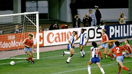Legendär: Portos Rabah Madjer (2. v. l.) trifft gegen die Bayern mit der Hacke.