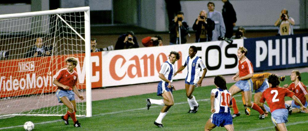 Legendär: Portos Rabah Madjer (2. v. l.) trifft gegen die Bayern mit der Hacke.