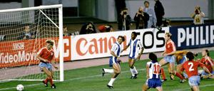 Legendär: Portos Rabah Madjer (2. v. l.) trifft gegen die Bayern mit der Hacke.