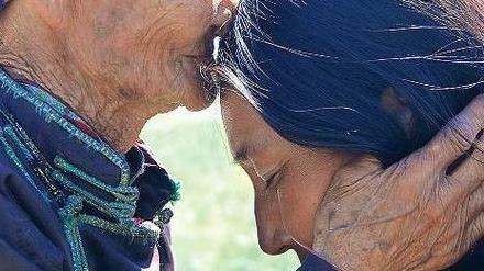 In der mongolischen Doku "Das Lied von den zwei Pferden" trifft Urna eine greise Sängerin.