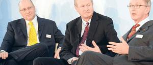 Träumer. Lufthansa-Chef Wolfgang Mayrhuber (rechts) debattierte in Hamburg mit James F. Albaugh von Boeing (Mitte) und David L. Joyce von General Electric.