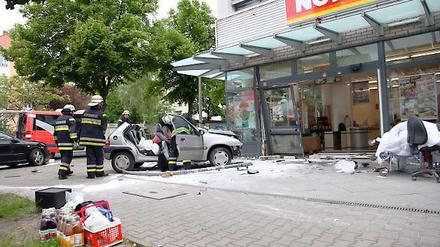 Die Fahrerin des Wagens wurde schwer verletzt in ein Krankenhaus gebracht.