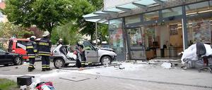Die Fahrerin des Wagens wurde schwer verletzt in ein Krankenhaus gebracht.