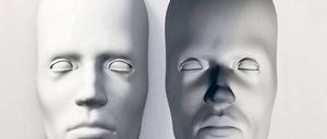 Innere Täuschung. Die rechte Maske ist nach innen gestülpt, trotzdem wird sie als nach außen gestülptes Gesicht wahrgenommen. Denn das Gehirn weiß: Gesichter sind konvex. Der Ames-Raum (unten) ist ein schräger Raum, die rechte Person ist vom Betrachter weiter entfernt als die linke. Weil das Gehirn aber einen rechteckigen Raum konstruiert, erscheint die rechte Person deutlich kleiner.Foto: SPL/dpa