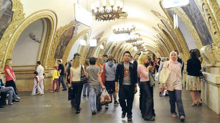 Glanz im Alltag. Die Station „Kiewskaja“ auf dem 1954 eingeweihten Abschnitt der Ringlinie gehört zu den prächtigsten Stationen im Moskauer Metronetz. Thema der Ausschmückung ist hier das „friedliche Leben nach dem Krieg“. Foto: Lehtikuva / Sari Gustafsson