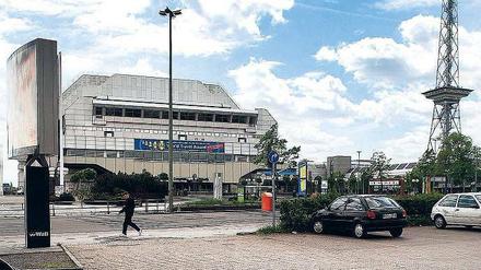Abgeordnete besuchten am Mittwoch das ICC, das Schillertheater, das für den Einzug der Staatsoper umgebaut wird, und den Steglitzer Kreisel.