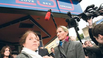Streifzug durch den Kiez. Richterin Sigrid Schwalbe (2. v. l.) nahm das Haus an der Kurfürstenstraße Ecke Potsdamer Straße in Augenschein. Dort ist ein Bordell geplant.