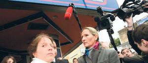 Streifzug durch den Kiez. Richterin Sigrid Schwalbe (2. v. l.) nahm das Haus an der Kurfürstenstraße Ecke Potsdamer Straße in Augenschein. Dort ist ein Bordell geplant.