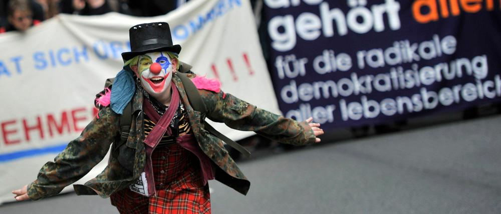 "Die Uni gehört allen." Studierende protestieren in Wiesbaden gegen anstehende Kürzungen bei den Hochschulen.