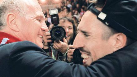 Echte Freunde. Uli Hoeneß erhält in Zukunft beim FC Bayern noch mehr Gelegenheiten, Franck Ribéry zu herzen.