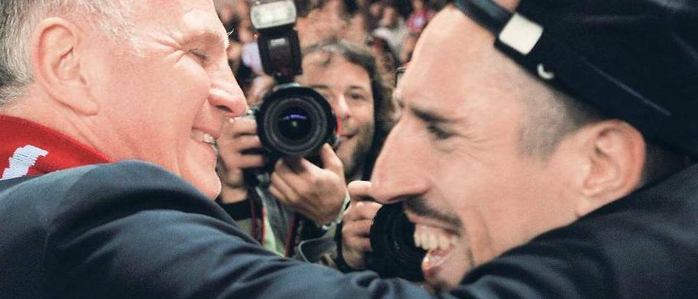 Echte Freunde. Uli Hoeneß erhält in Zukunft beim FC Bayern noch mehr Gelegenheiten, Franck Ribéry zu herzen.