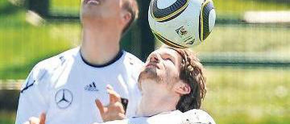 Zurück am Ball. Die deutschen Nationalspieler widmen sich in Eppan wieder ihrem Kerngeschäft. Foto: ddp