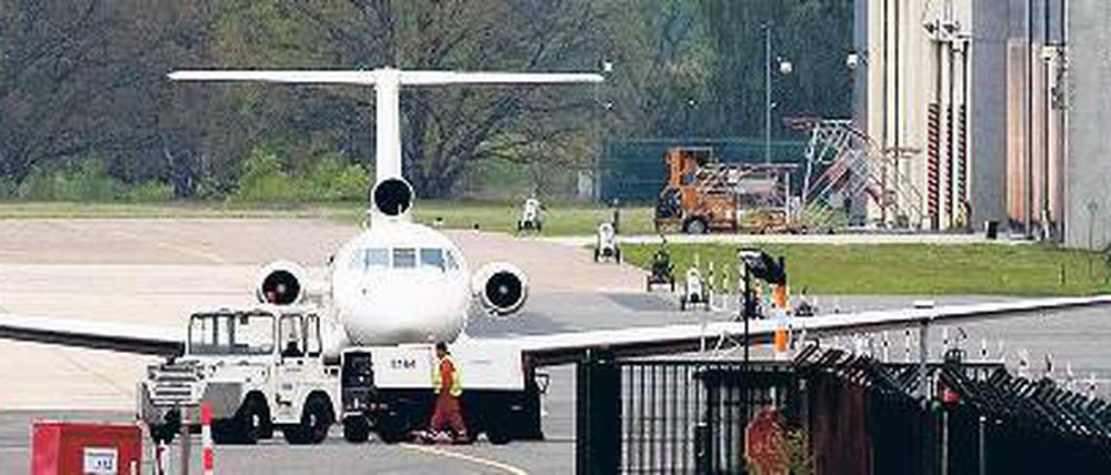 Auf dem Sicherheitsparkplatz. Das Flugzeug wurde in den nördlichen Teil des Flughafens geschleppt und von Sprengstoffexperten durchsucht. Foto: dpa