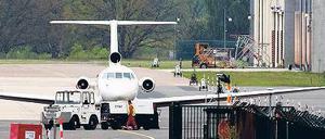 Auf dem Sicherheitsparkplatz. Das Flugzeug wurde in den nördlichen Teil des Flughafens geschleppt und von Sprengstoffexperten durchsucht. Foto: dpa
