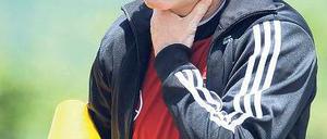 Dicker Hals? Bundestrainer Joachim Löw versuchte gestern die schweren Gedanken zu vertreiben – durch hartes Training.