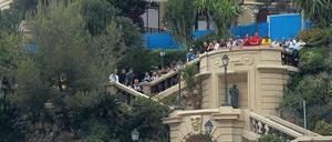 Noch fährt Schumacher in seinem silbernen Mercedes hinter Alonsos Ferrari. Doch am Ende des Rennens sollte er noch einmal Vollgas geben. 