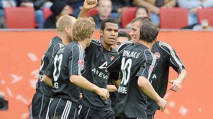 Eric Maxim Choupo-Moting (Mitte) trifft per Elfmeter zum 2:0 für Nürnberg und macht damit alles klar. Der Club spielt auch in der nächsten Saison in der Bundesliga.