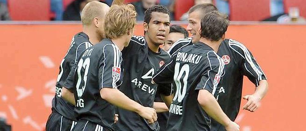Eric Maxim Choupo-Moting (Mitte) trifft per Elfmeter zum 2:0 für Nürnberg und macht damit alles klar. Der Club spielt auch in der nächsten Saison in der Bundesliga.