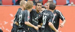 Eric Maxim Choupo-Moting (Mitte) trifft per Elfmeter zum 2:0 für Nürnberg und macht damit alles klar. Der Club spielt auch in der nächsten Saison in der Bundesliga.