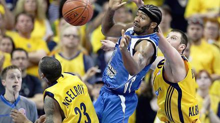 Immanuel McElroy und und Dragan Dojcin (r.) versuchen vor Frankfurts Quantez Robertson an den Ball zu kommen.