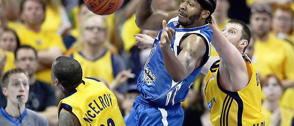 Immanuel McElroy und und Dragan Dojcin (r.) versuchen vor Frankfurts Quantez Robertson an den Ball zu kommen.