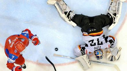 Russlands Dmitri Kalinin jubelt nach seinem Treffer gegen Deutschlands Torwart Robert Zepp.