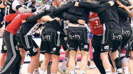 Eiskalt ausgekontert, heiß umjubelt. Die Spieler des Rekordmeisters THW Kiel überholten durch ihren abgeklärten Sieg den HSV Hamburg an der Tabellenspitze. Foto: dpa