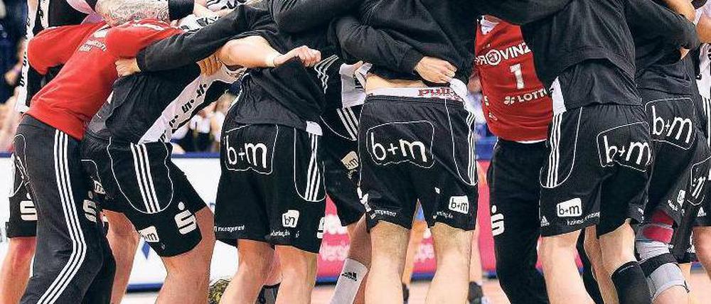 Eiskalt ausgekontert, heiß umjubelt. Die Spieler des Rekordmeisters THW Kiel überholten durch ihren abgeklärten Sieg den HSV Hamburg an der Tabellenspitze. Foto: dpa