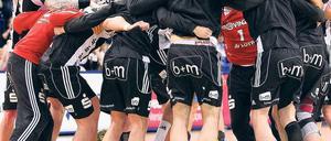 Eiskalt ausgekontert, heiß umjubelt. Die Spieler des Rekordmeisters THW Kiel überholten durch ihren abgeklärten Sieg den HSV Hamburg an der Tabellenspitze. Foto: dpa