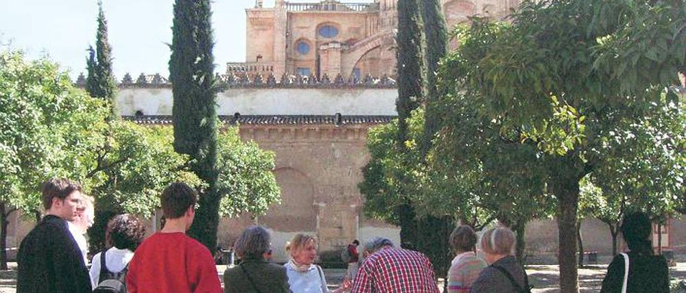 Für Menschen mit Fernweh. Ob Reiseleiter im Ausland oder Manager zuhause: In der Branche gehört ein großes Interesse an Geografie und an fremden Kulturen dazu. Das Foto zeigt eine Reisegruppe im spanischen Cordoba vor der Moschee-Kathedrale „Mezquita“. Foto: dpa