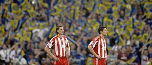 Die anderen jubeln. Bayerns Daniel van Buyten und Mark van Bommel müssen mit der Niederlage fertig werden.
