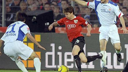Andreas Buchner (mi.) von Ingolstadt will sich gegenHelgi Valur Danielsson (li.) und Kevin Schlitte durchsetzen.