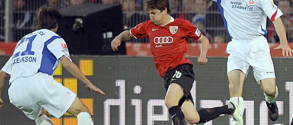 Andreas Buchner (mi.) von Ingolstadt will sich gegenHelgi Valur Danielsson (li.) und Kevin Schlitte durchsetzen.