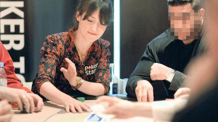Am Tisch mit dem sechsten Mann. Charlotte Roche saß beim Pokern neben dem mutmaßlichen Drahtzieher des Pokerraubs. Am Freitag wurde er festgenommen. Foto: dpa