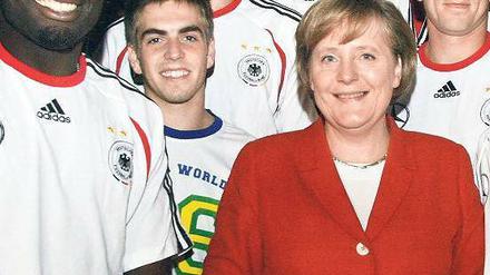 Zuhören für den Titel. Ein Vortrag von Bergsteiger Reinold Messner (Bild links; links neben Löw) soll die deutschen Nationalspieler enger zusammenschweißen. Zu den weiteren Besuchern gehörte Rugby-Spieler Jonah Lomu (rechts unten; mit Basecap). Bundeskanzlerin Angela Merkel (rechts oben vor der WM 2006) wird am Montag erwartet. Foto: Reuters, AFP, dpa