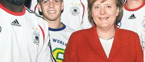 Zuhören für den Titel. Ein Vortrag von Bergsteiger Reinold Messner (Bild links; links neben Löw) soll die deutschen Nationalspieler enger zusammenschweißen. Zu den weiteren Besuchern gehörte Rugby-Spieler Jonah Lomu (rechts unten; mit Basecap). Bundeskanzlerin Angela Merkel (rechts oben vor der WM 2006) wird am Montag erwartet. Foto: Reuters, AFP, dpa
