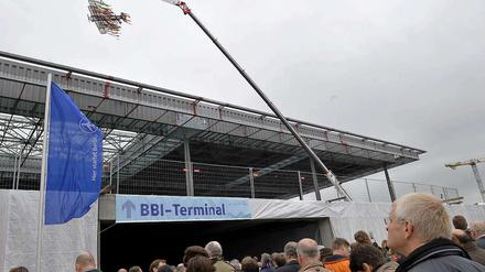 Großer Andrang beim BBI-Richtfest in Schönefeld